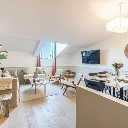 Appartement Exceptional Location, 2br Right On Place Massena, Newly Renovated Nice