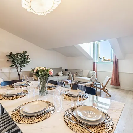 Appartement Exceptional Location, 2br Right On Place Massena, Newly Renovated