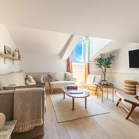 Exceptional Location, 2br Right On Place Massena, Newly Renovated * 니스